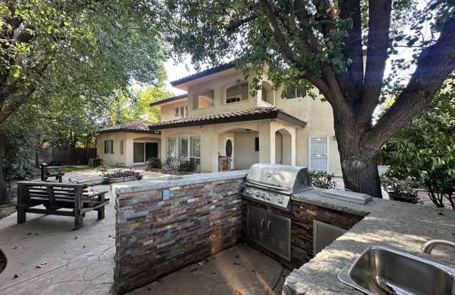 Two story house located in The Lakes gated community Gallery 4