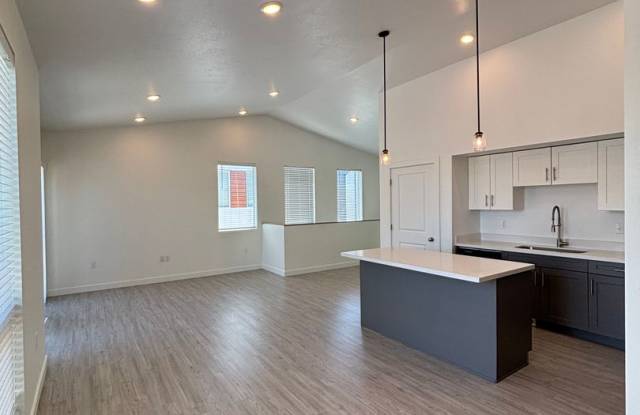 Your First 4 Weeks Are Rent Free! | 3 Bed • 2.5 Bath Townhome in South Ogden! Gallery 2