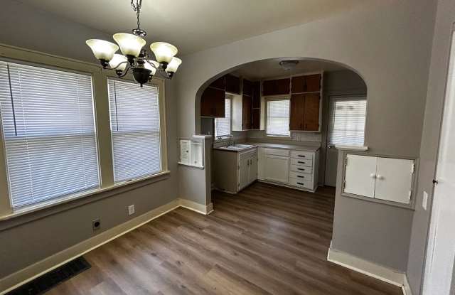 2-Bed Bungalow · Fireplace · Detached Garage · Large Yard — Peoria 61603 Gallery 4
