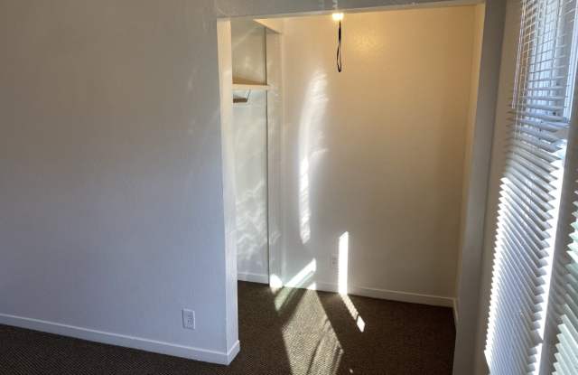 Cozy Upper Floor 2 Bedroom, 1 Bath Unit Gallery 4