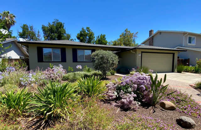 Spacious single-story 4-bedroom, 2-bath home photos photos