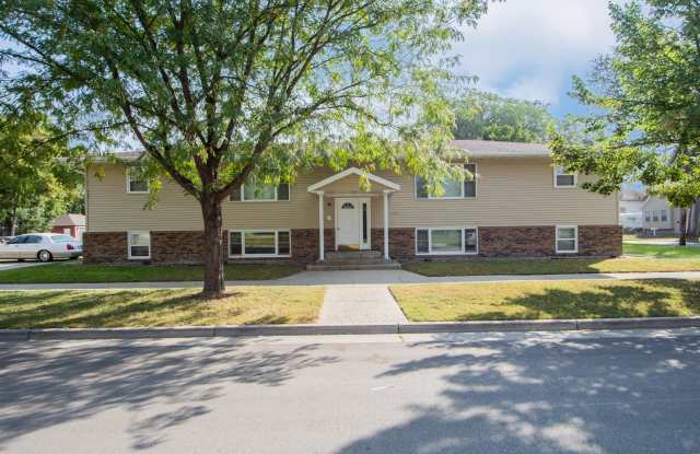 909 12th Street North - 2 photos photos