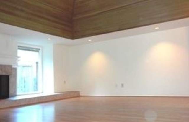 4725 Highland Dr. Gallery 4