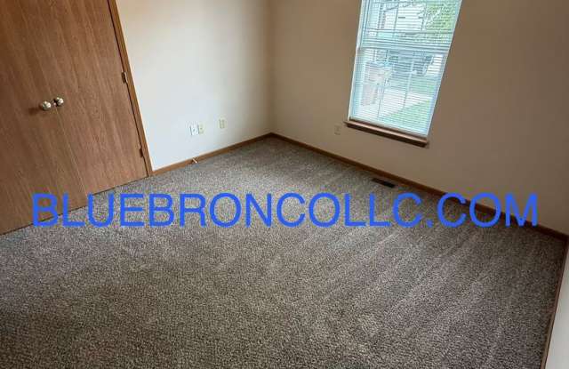 Gorgeous duplex in Raymore with a lot to offer along with new flooring. Gallery 4