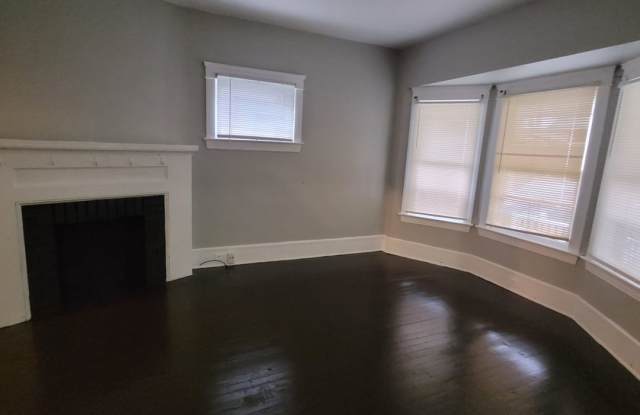 Single Family Home 3 beds 1 bath Available Now! Gallery 3