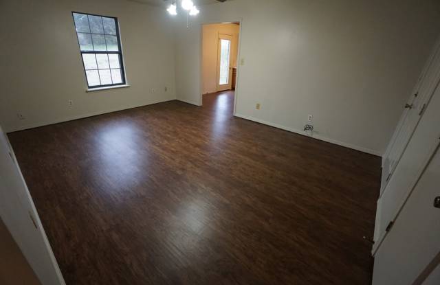 3 Bed 1 Bath House with 1 Car Garage. Gallery 4