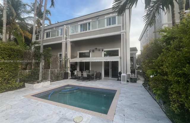 3915 NE 168th St photos photos