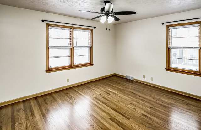 PRE-LEASING Spacious 3-Bed and 2-Bath Apartment! photos photos