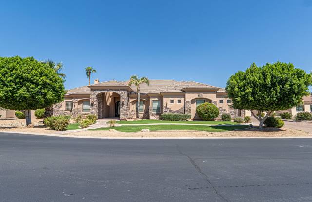 Gorgeous custom home in the exclusive Whitewing at Krueger community - 2816 East Carob Drive, Chandler, AZ 85286