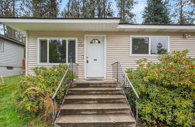 South Perry 4-Bed / 2-Bath with Fully Fenced Backyard Gallery 1