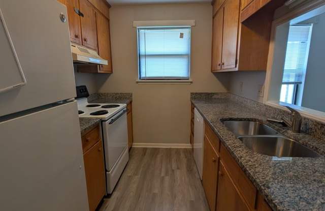 Spacious 2BD/2BA Duplex Gallery 1
