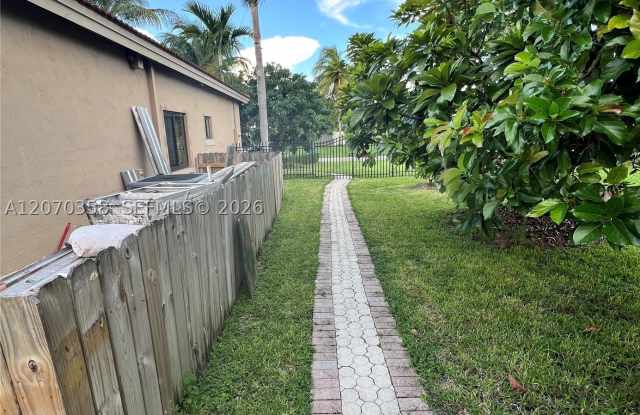 12770 SW 217th Ter Gallery 3