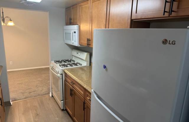 Bright & Spacious Condo in Sought-After Glenhardie Community Gallery 4