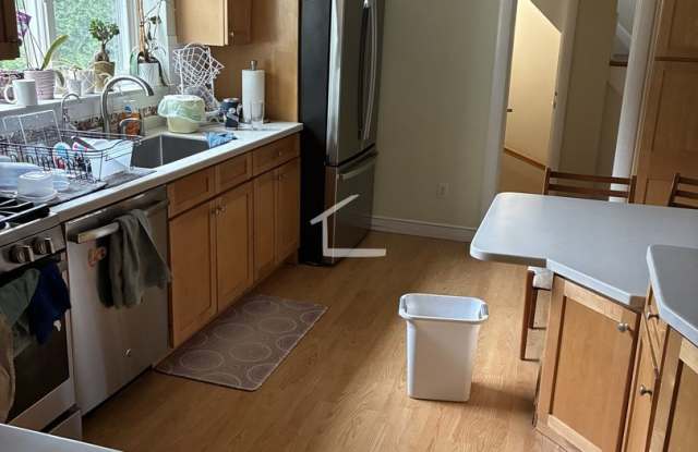 Rent a House in Newton 4bed/2.5 Bath - Parking included! photos photos