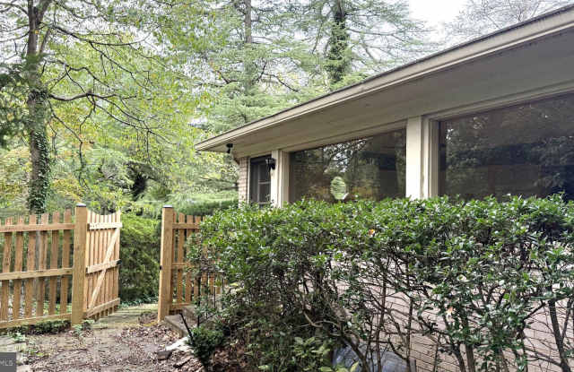 1429 LABURNUM Street Gallery 4