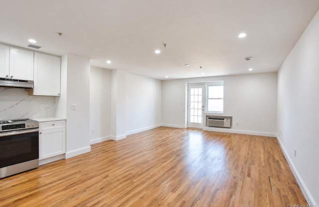 10 Franklin Boulevard Gallery 3