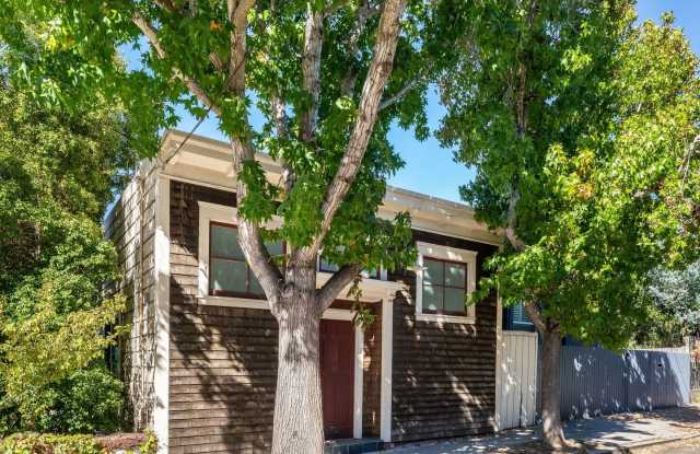 Newly remodeled 1BR with laundry, garage, deck with views Gallery 1