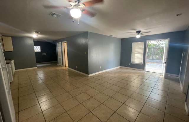 Charming 3-Bedroom, 1-Bath Duplex – 1/2 off first months rent Gallery 4