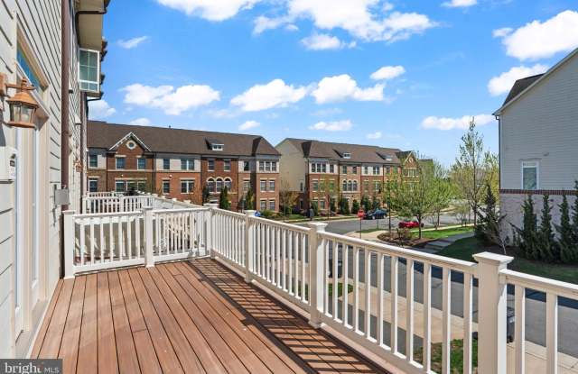 44711 PLYMPTON Square Gallery 3
