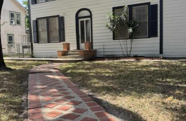 704 West Richard Avenue - B2 Gallery 1