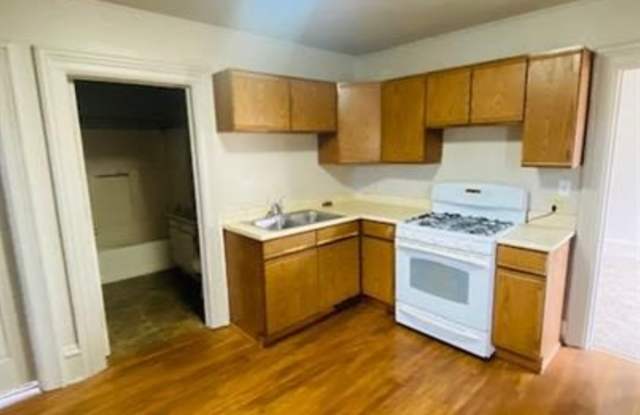 527 Merritt Avenue - 2 photos photos