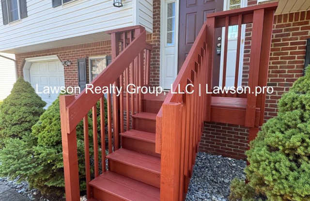 Three Bedroom Split Level with Garage and Fenced Yard Gallery 3
