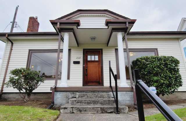 Rare opportunity to live in a stunning 5 BD House in Historic Proctor! photos photos