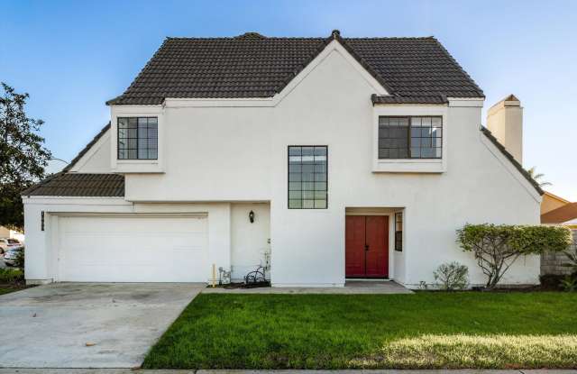 Large Renovated 3bed x 2.5bath Townhouse with Private Patio & 2-Car Garage Gallery 2