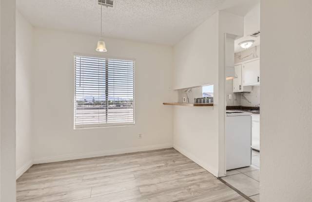 Stunning Recently Updated, 2 Bedroom Unit! ** MOVE-IN SPECIAL!! HALF OFF FIRST MONTH'S RENT!! ** photos photos