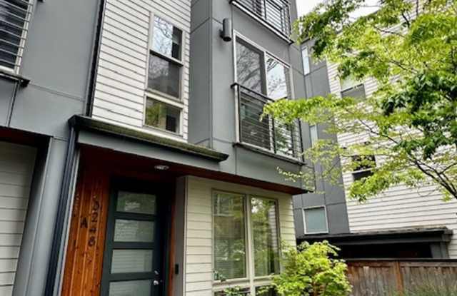 3 Bedroom Queen Anne Townhouse w/rooftop deck Available by November 16th at $4100! Gallery 1
