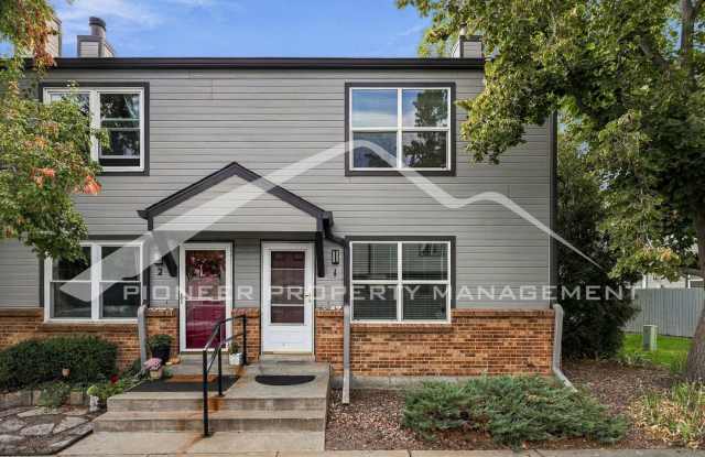 Gorgeous Townhouse with Central AC and Reserved Parking Gallery 1