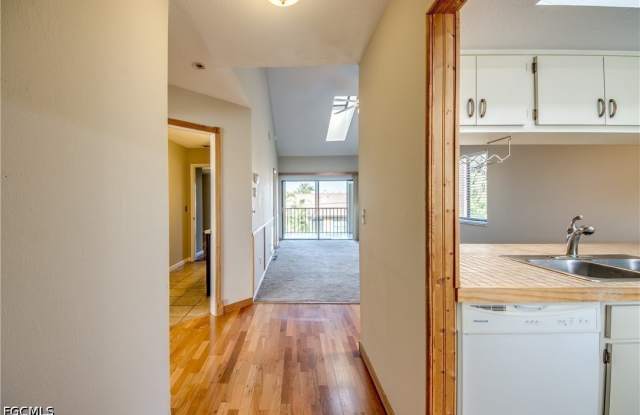 4616 SE 6th Avenue Gallery 2