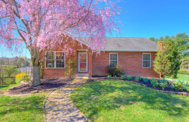 90 Dudley | House | 3 Bed 3 Bath | Lease Takeover photos photos