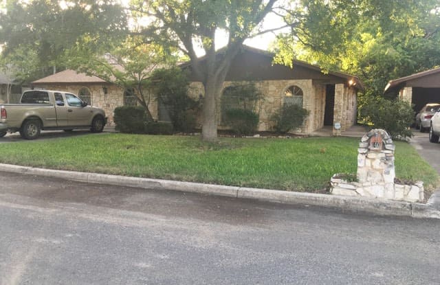 140 HILLCREST DR - 140 Hillcrest Dr, La Vernia, TX 78121