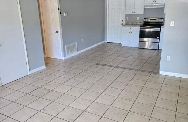 2 BED / 1 BATH DUPLEX (MOVE IN SPECIAL 1/2 OFF 1ST MONTH'S RENT) Gallery 4