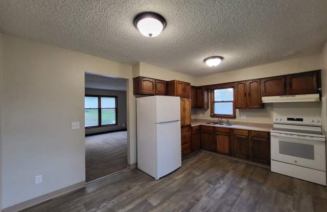 Spacious 4 bedroom home! - 2902 1st Street, Des Moines, IA 50313