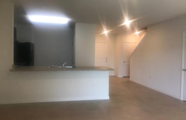 3 Bedroom 2.5 Bath Townhome For Rent at 371 Arbor Lakes Drive Davenport, Fl. 33896 Gallery 4