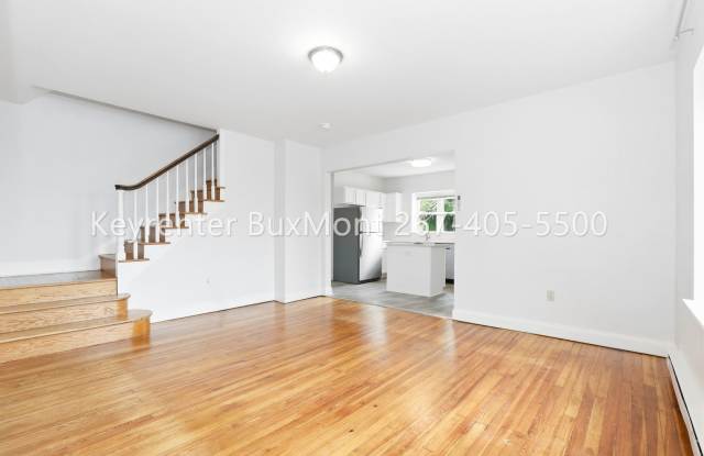 Renovated 4BR Twin with Wraparound Porch in Lansdale Borough Gallery 4