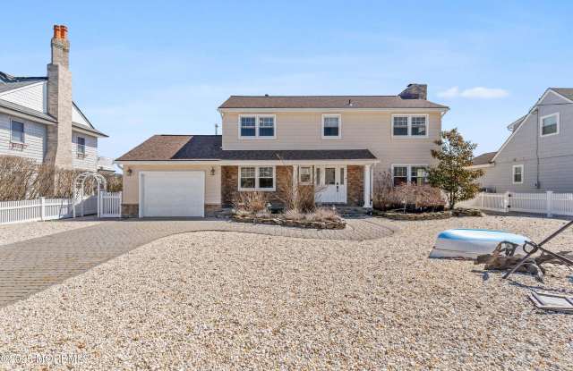 242 Curtis Point Drive Gallery 2
