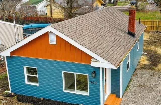 Charming 3-Bedroom Retreat Near Showse Park – Walk to Lake, Park  Neighborhood Store! photos photos