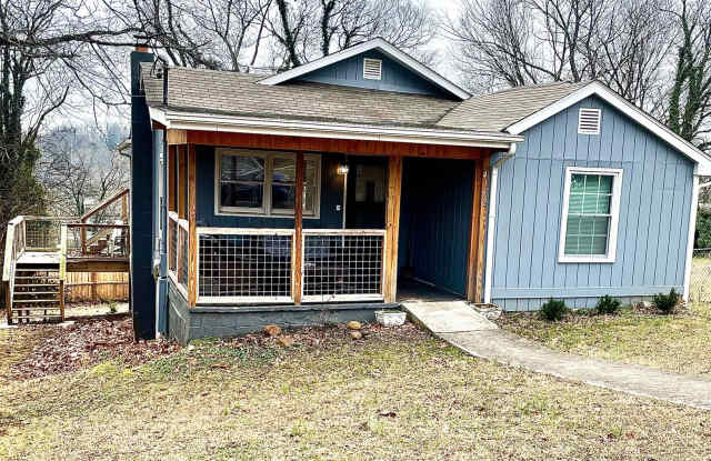 Adorable 2 bedroom Home in Prime Location Near UT and Bearden - 4132 Apex Drive Northwest, Knoxville, TN 37919