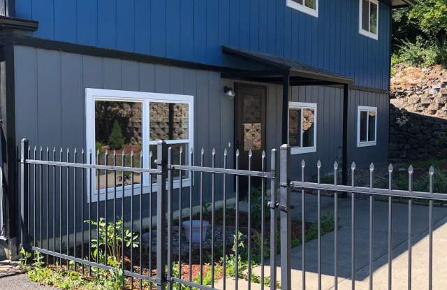 3 bedroom, 1 bathroom duplex on Sunnyside Hill photos photos