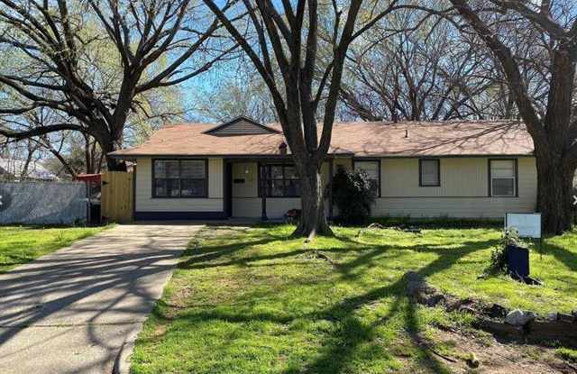 707 Broadway Avenue - 707 Broadway Avenue, Euless, TX 76040
