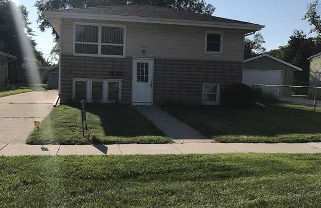 1313 14th St S - 1313 14th Street South, Fargo, ND 58103