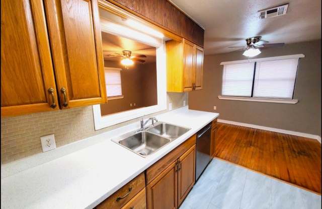 3 Bed 1.5 Bath 1 Car Garage in BILL ATKINSON RANCHET Addn Midwest City Gallery 4