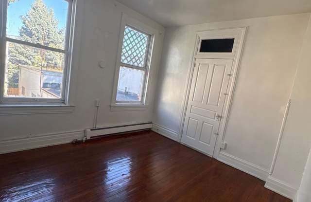 Spacious 4 Bedroom, Laundry, Parking in York City SD Gallery 3