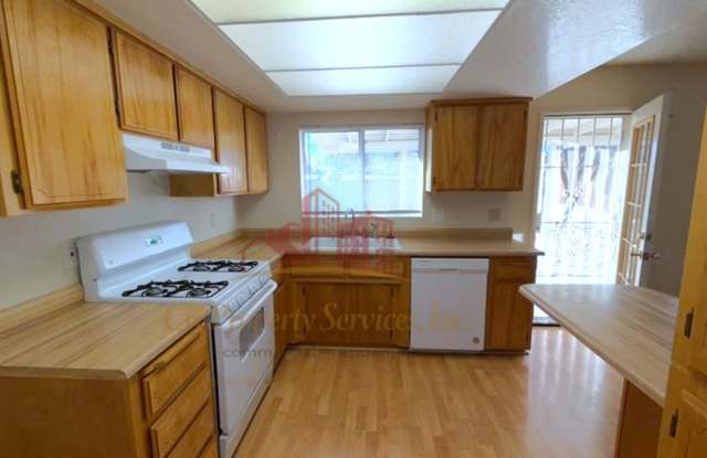 Amazing 2 Bedroom / 2 Bathroom Duplex in Centennial Park - Canyon Shadows Gallery 3