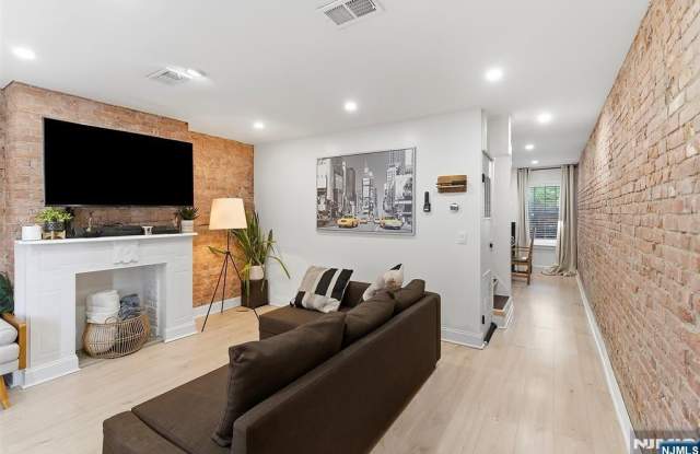 22 8th Avenue Gallery 4