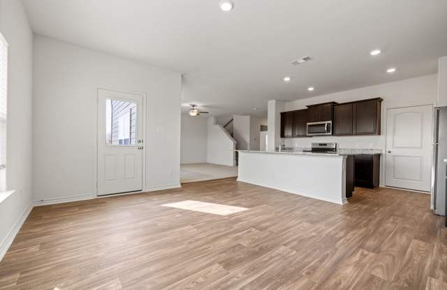 Spacious 4BR Home with HUGE Private Backyard in Homestead Estates – Minutes from Austin Gallery 4