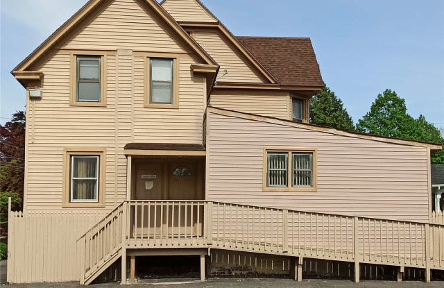 28 S Carll Avenue - 28 South Carll Avenue, Babylon, NY 11702